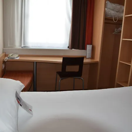 Отель Ibis Рошфор